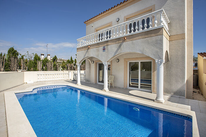 Jolie maison avec piscine à vendre à Empuriabrava