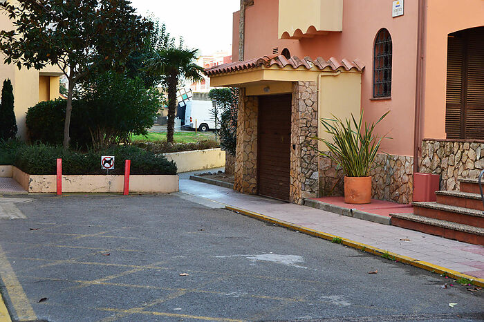 Private garage in underground parking. Protect your vehicle in a safe and convenient space! Contact 