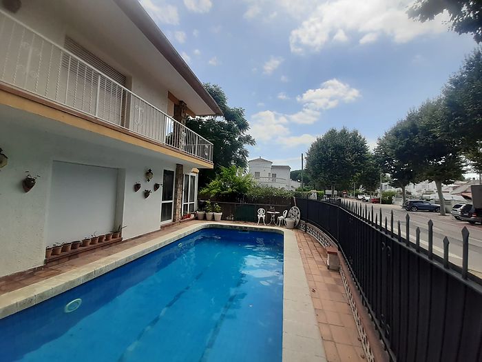 Casa en venta con 5 dormitorios y piscina