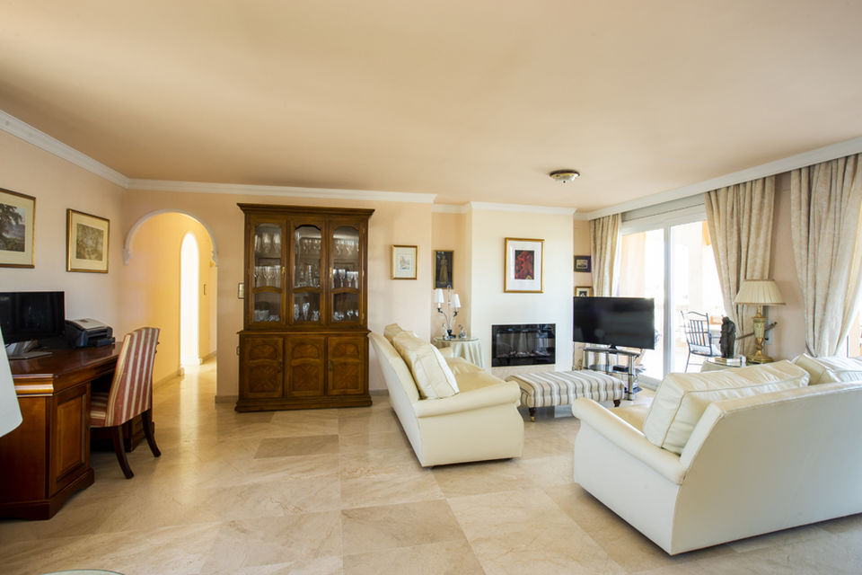 Select penthouse with canal views in Empuriabrava