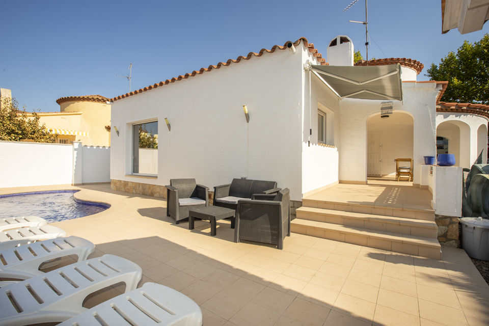 Modern and renovated holiday villa with private pool in Empuriabrava