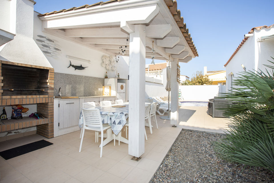 Modern and renovated holiday villa with private pool in Empuriabrava