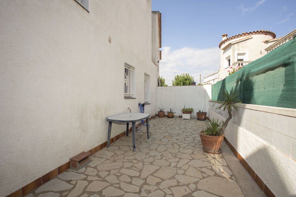 Preciosa casa con garaje y amarre de 7 x 4