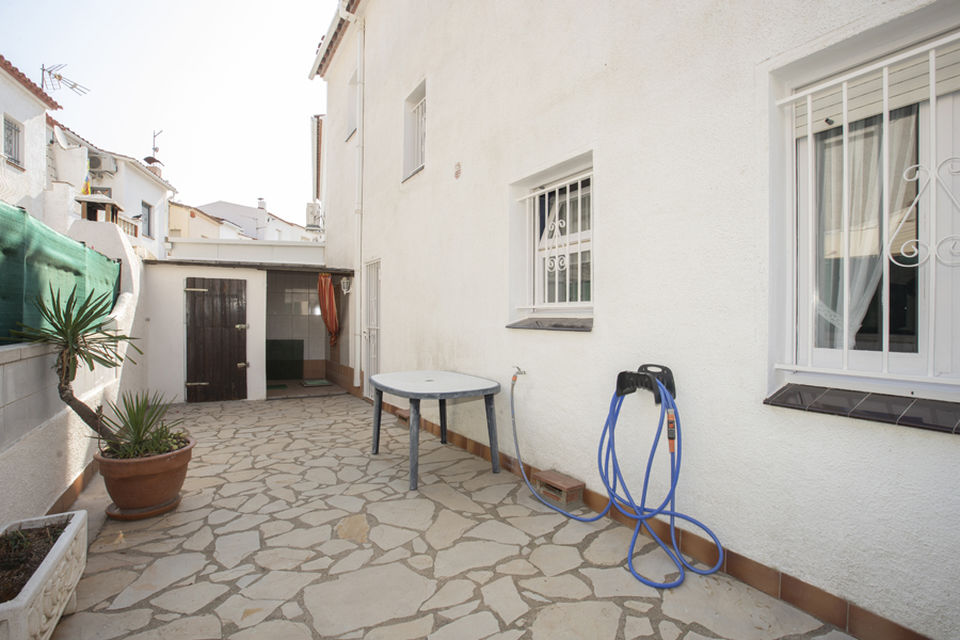 Preciosa casa con garaje y amarre de 7 x 4