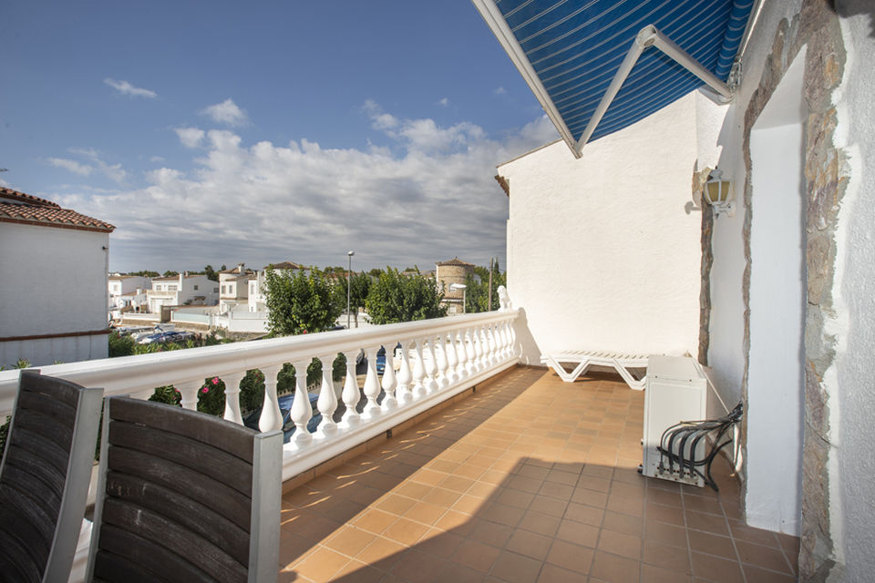 Preciosa casa con garaje y amarre de 7 x 4