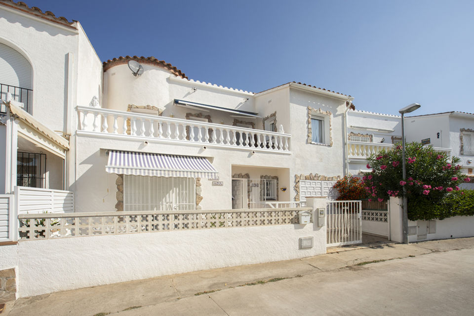 Preciosa casa con garaje y amarre de 7 x 4