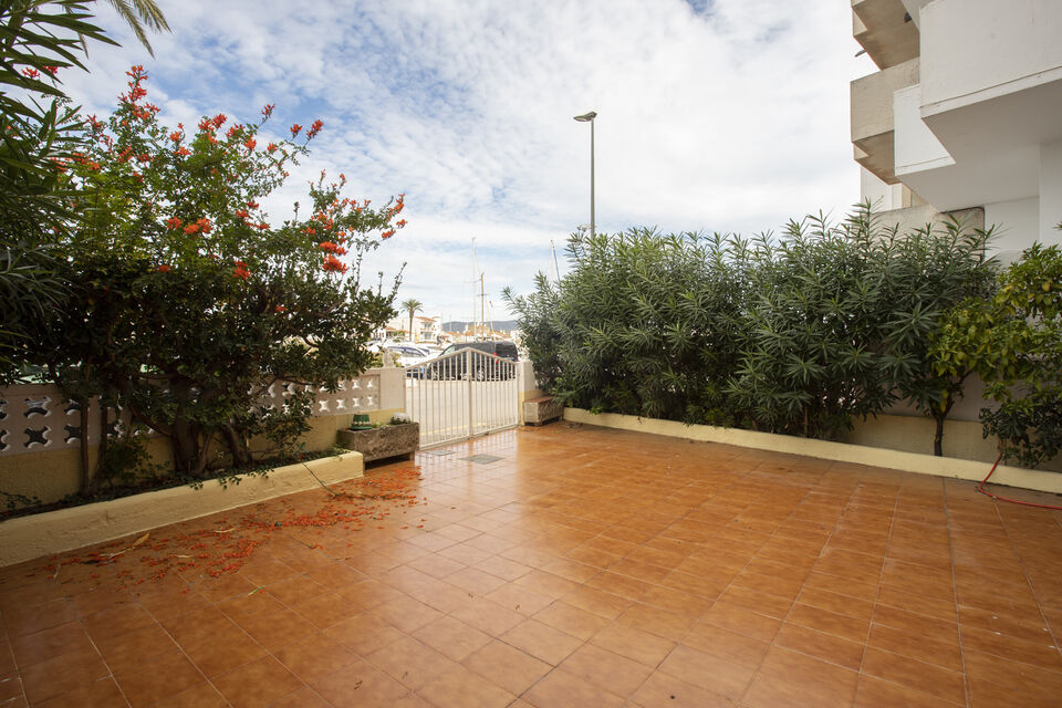 Joli appartement dans le centre d'Empuriabrava avec vue sur un port privé