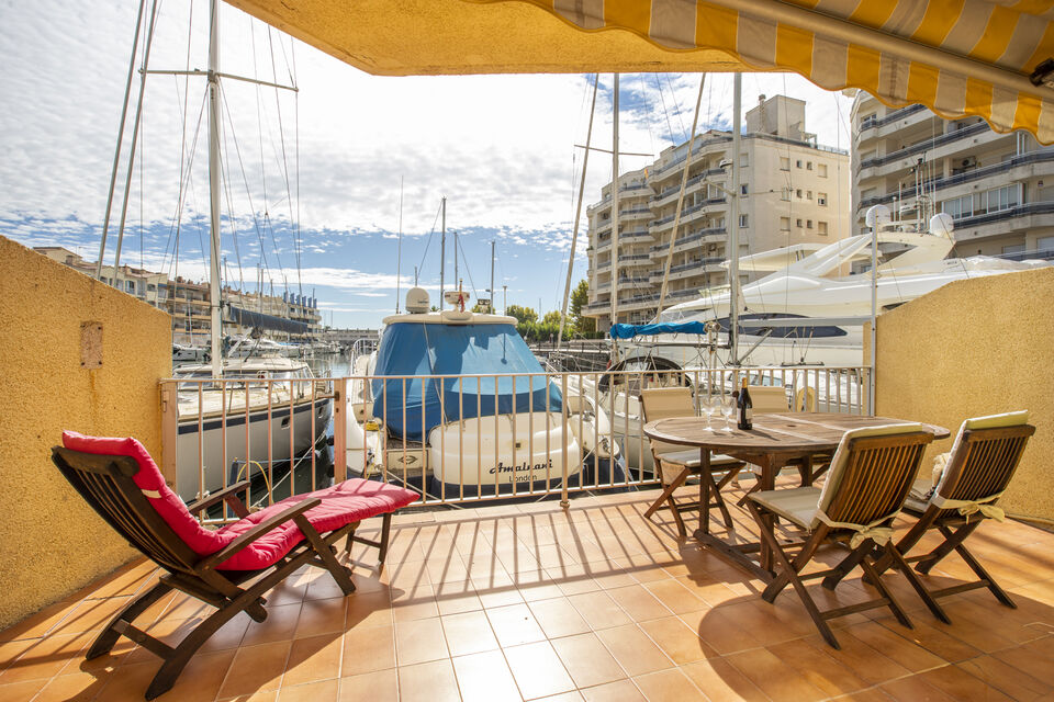 Joli appartement dans le centre d'Empuriabrava avec vue sur un port privé