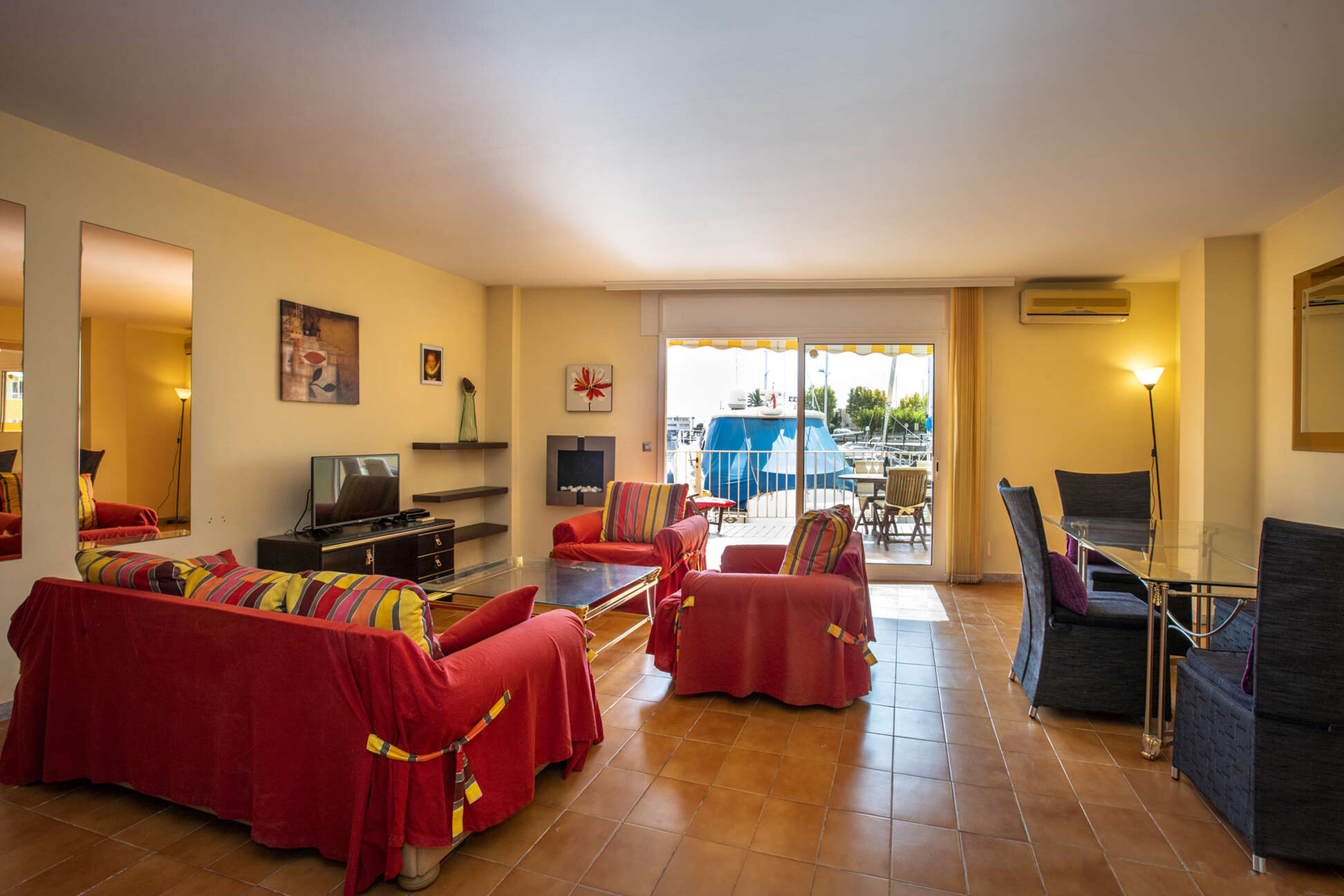 Nice apartment in the center of Empuriabrava overlooking a private port