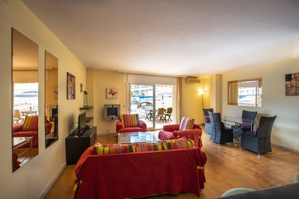 Joli appartement dans le centre d'Empuriabrava avec vue sur un port privé