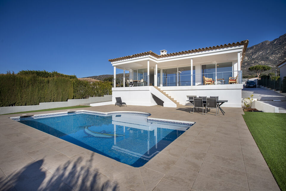 Villa with excellent views of the Roses Bay