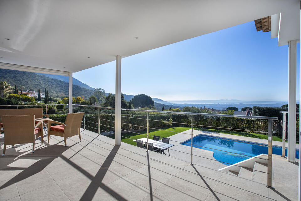 Villa with excellent views of the Roses Bay