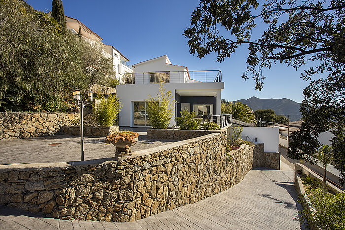 Maison entièrement rénovée avec vue sur la mer