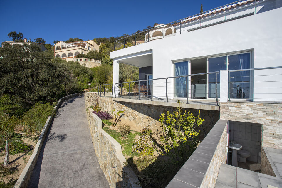 Completely renovated house with sea views
