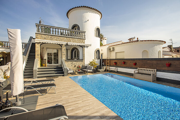 Casa renovada en venta con piscina en Empuriabrava