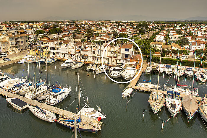 Renovated fisherman's house with a large 17 x 4.5m mooring.