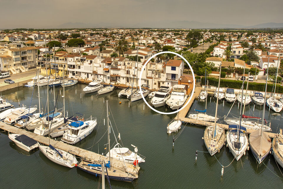 Maison de pêcheur rénovée avec un grand amarrage de 17 x 4,5 m.