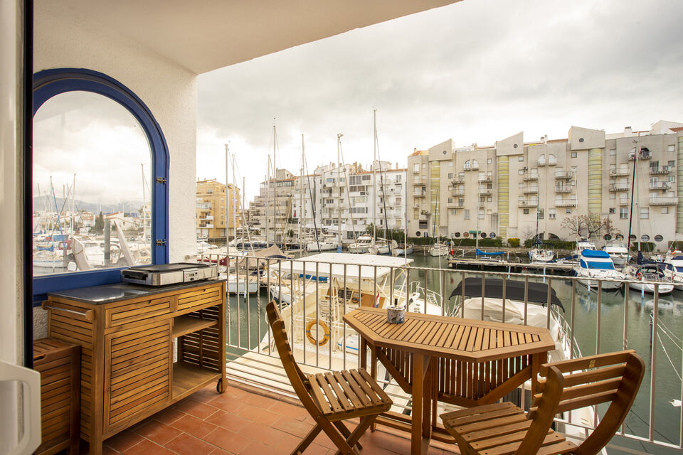 Renovated fisherman's house with a large 17 x 4.5m mooring.