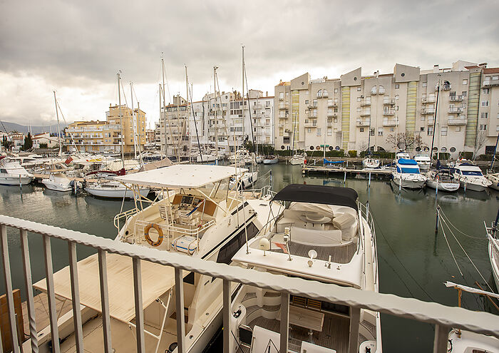 Renovated fisherman's house with a large 17 x 4.5m mooring.