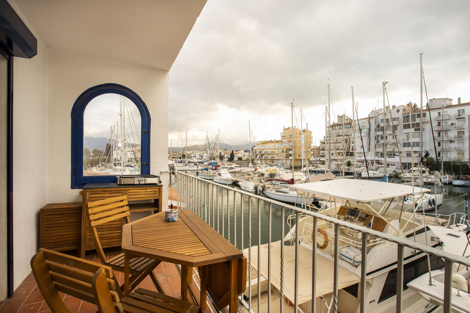 Renovated fisherman's house with a large 17 x 4.5m mooring.