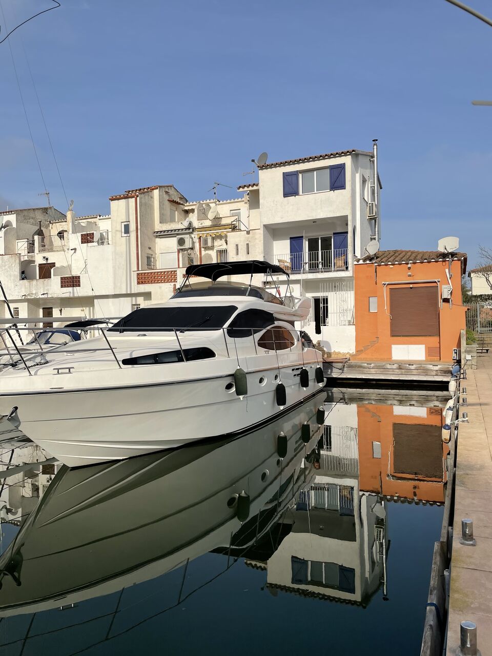 Maison de pêcheur rénovée avec un grand amarrage de 17 x 4,5 m.