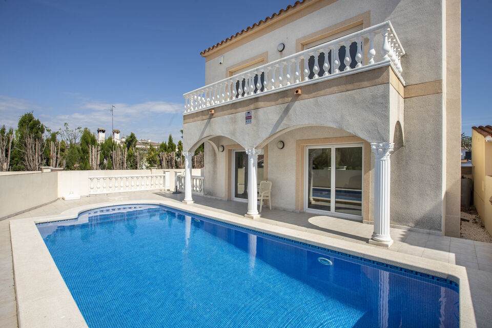 Nice house with pool for sale in Empuriabrava