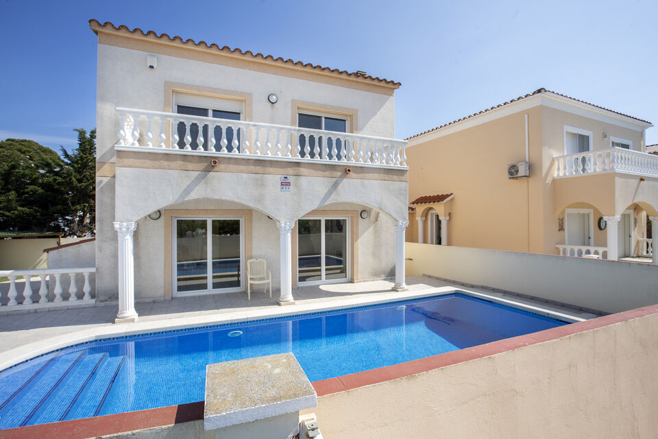 Nice house with pool for sale in Empuriabrava