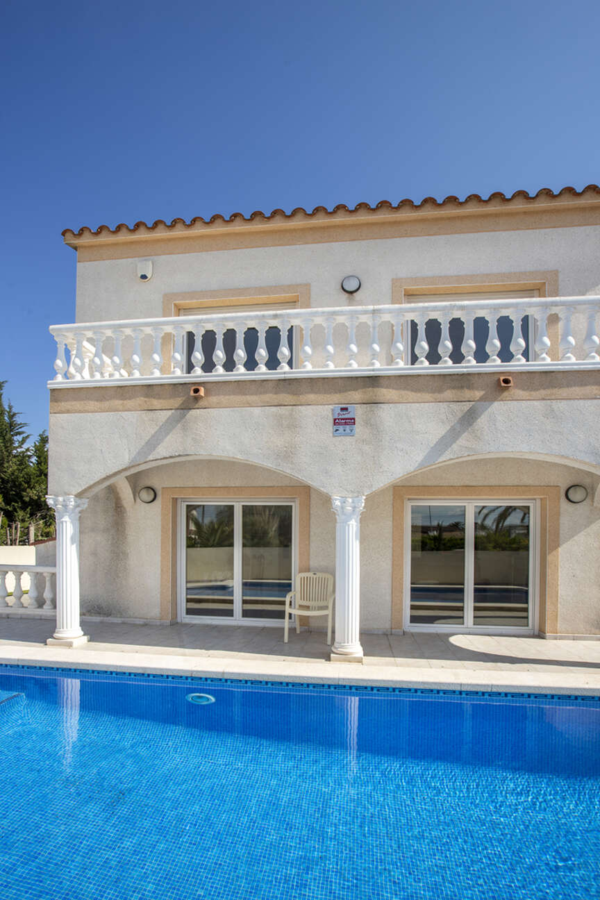 Bonita casa con piscina en venta en Empuriabrava