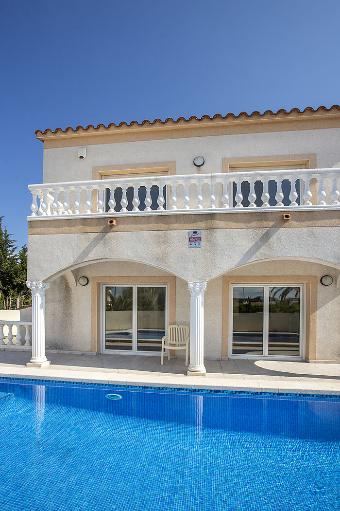 Schönes Haus mit Pool in Empuriabrava zu verkaufen