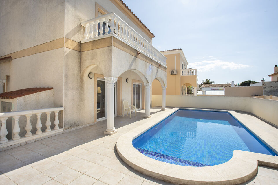 Nice house with pool for sale in Empuriabrava