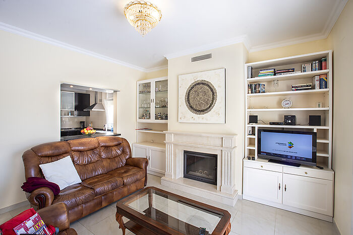 Charming house with pool in Empuriabrava, perfect for enjoying the sun and tranquility.
