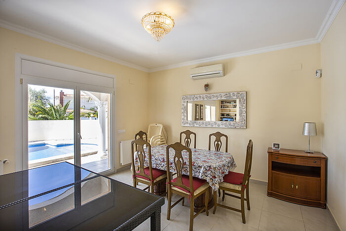 Charming house with pool in Empuriabrava, perfect for enjoying the sun and tranquility.