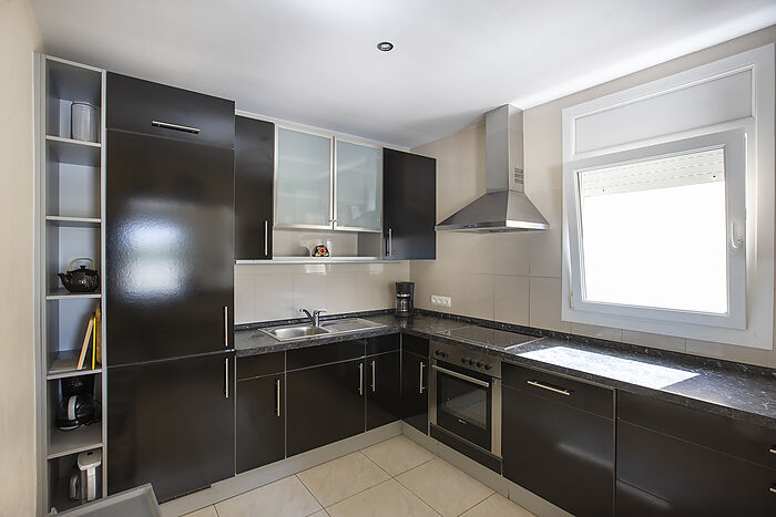 Charming house with pool in Empuriabrava, perfect for enjoying the sun and tranquility.