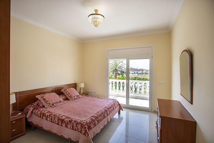 Charming house with pool in Empuriabrava, perfect for enjoying the sun and tranquility.