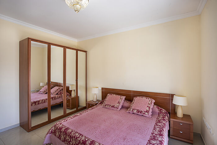 Charming house with pool in Empuriabrava, perfect for enjoying the sun and tranquility.