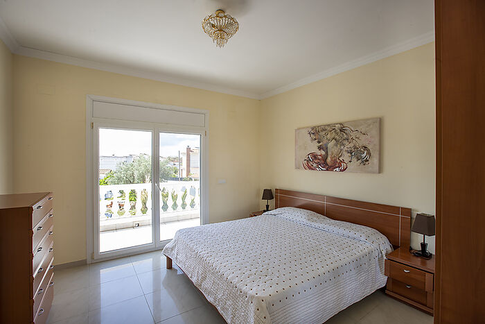 Charming house with pool in Empuriabrava, perfect for enjoying the sun and tranquility.