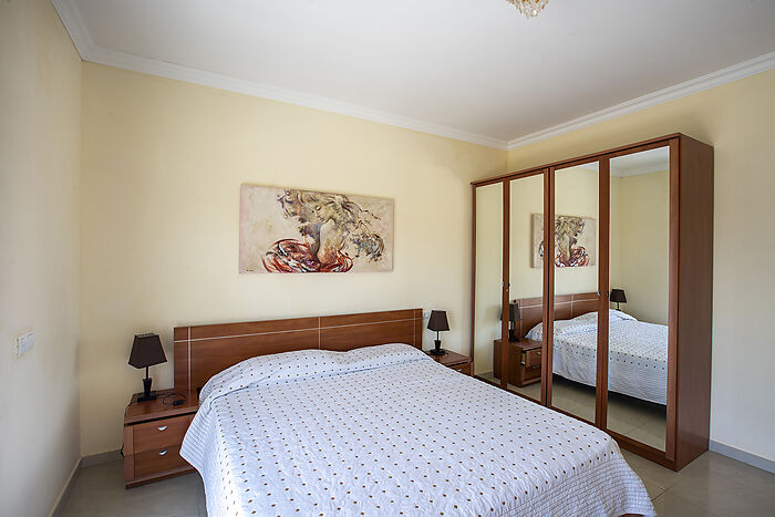 Charming house with pool in Empuriabrava, perfect for enjoying the sun and tranquility.
