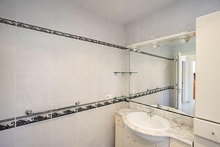 Charming house with pool in Empuriabrava, perfect for enjoying the sun and tranquility.