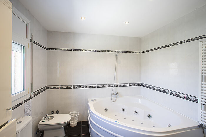 Charming house with pool in Empuriabrava, perfect for enjoying the sun and tranquility.