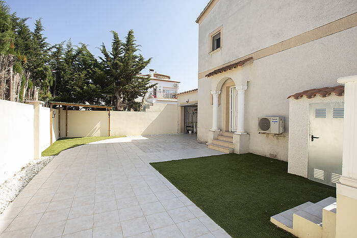 Charming house with pool in Empuriabrava, perfect for enjoying the sun and tranquility.