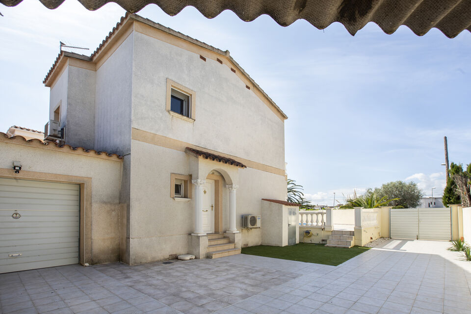 Bonita casa con piscina en venta en Empuriabrava