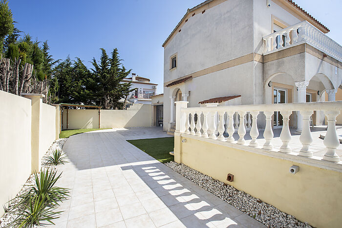 Charming house with pool in Empuriabrava, perfect for enjoying the sun and tranquility.