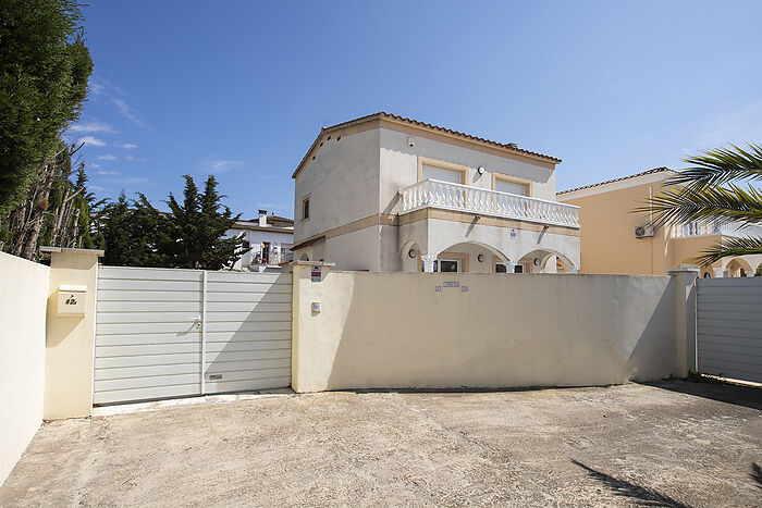 Charming house with pool in Empuriabrava, perfect for enjoying the sun and tranquility.