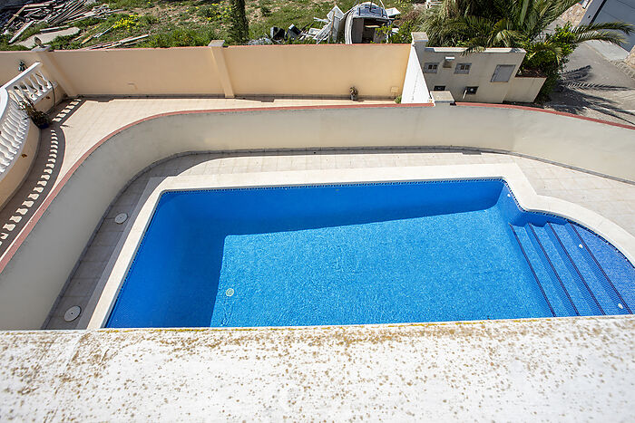 Charming house with pool in Empuriabrava, perfect for enjoying the sun and tranquility.