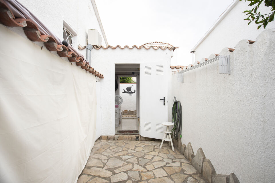 Charming individual house in a privileged area of Empuriabrava