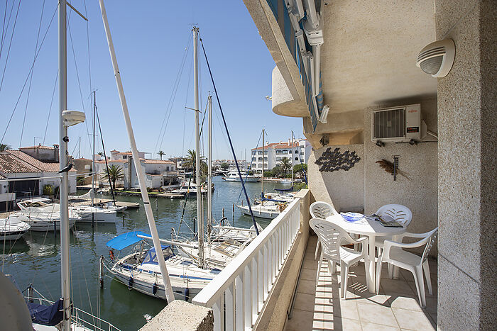 For sale apartment with 3x10 m mooring and garage