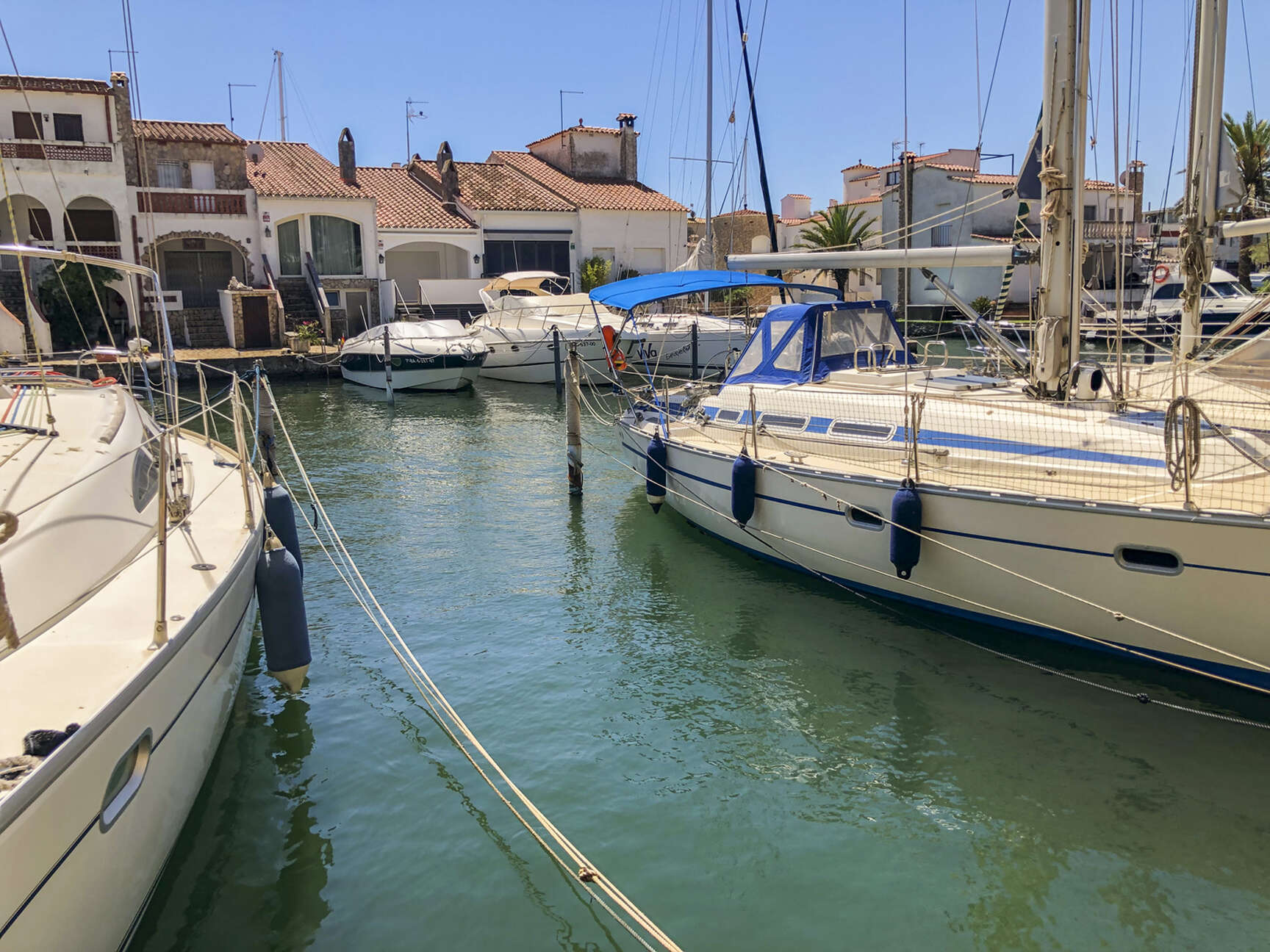 En venta apartamento con amarre 3x10 m y garaje