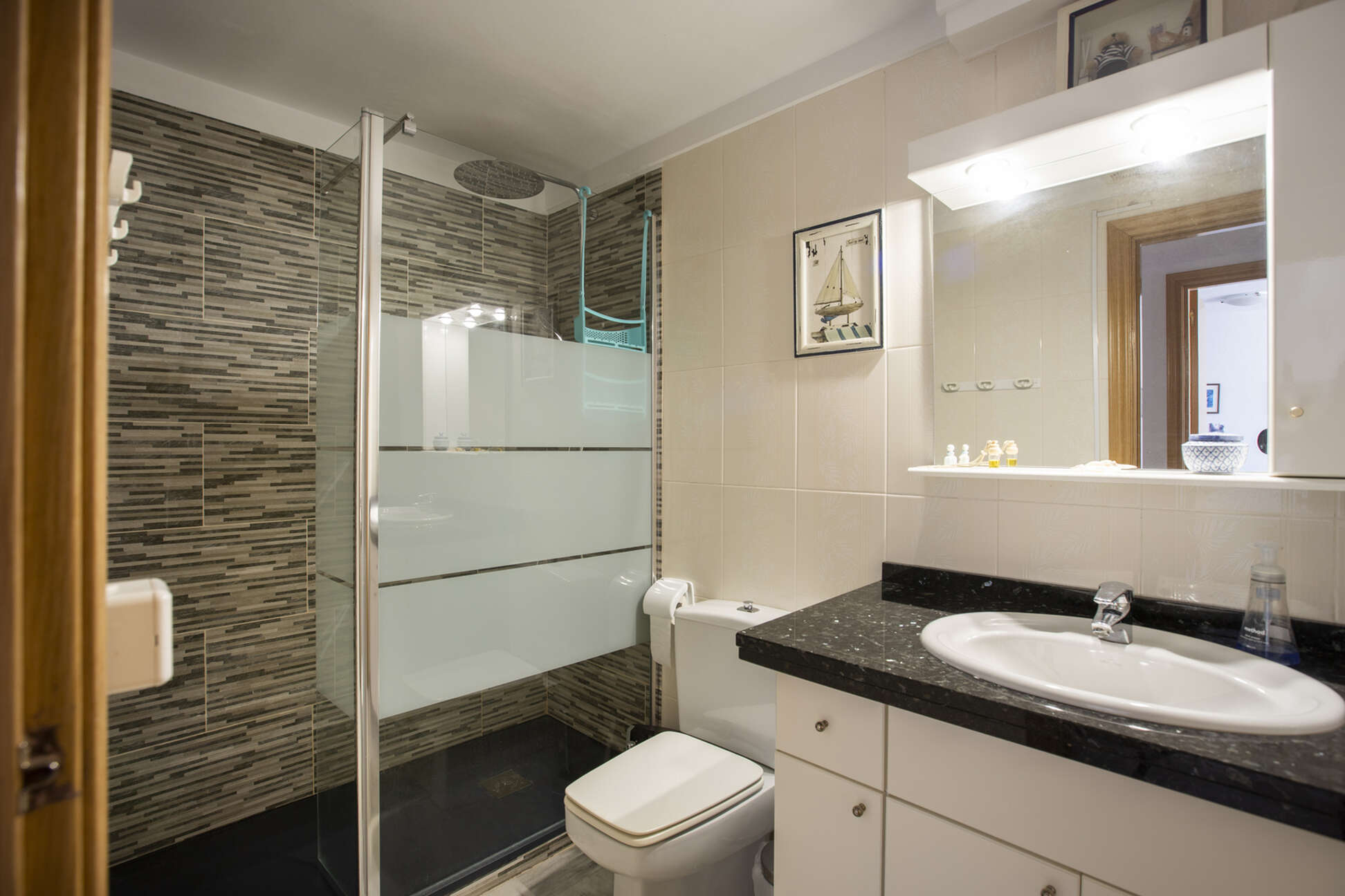 En venta apartamento con amarre 3x10 m y garaje