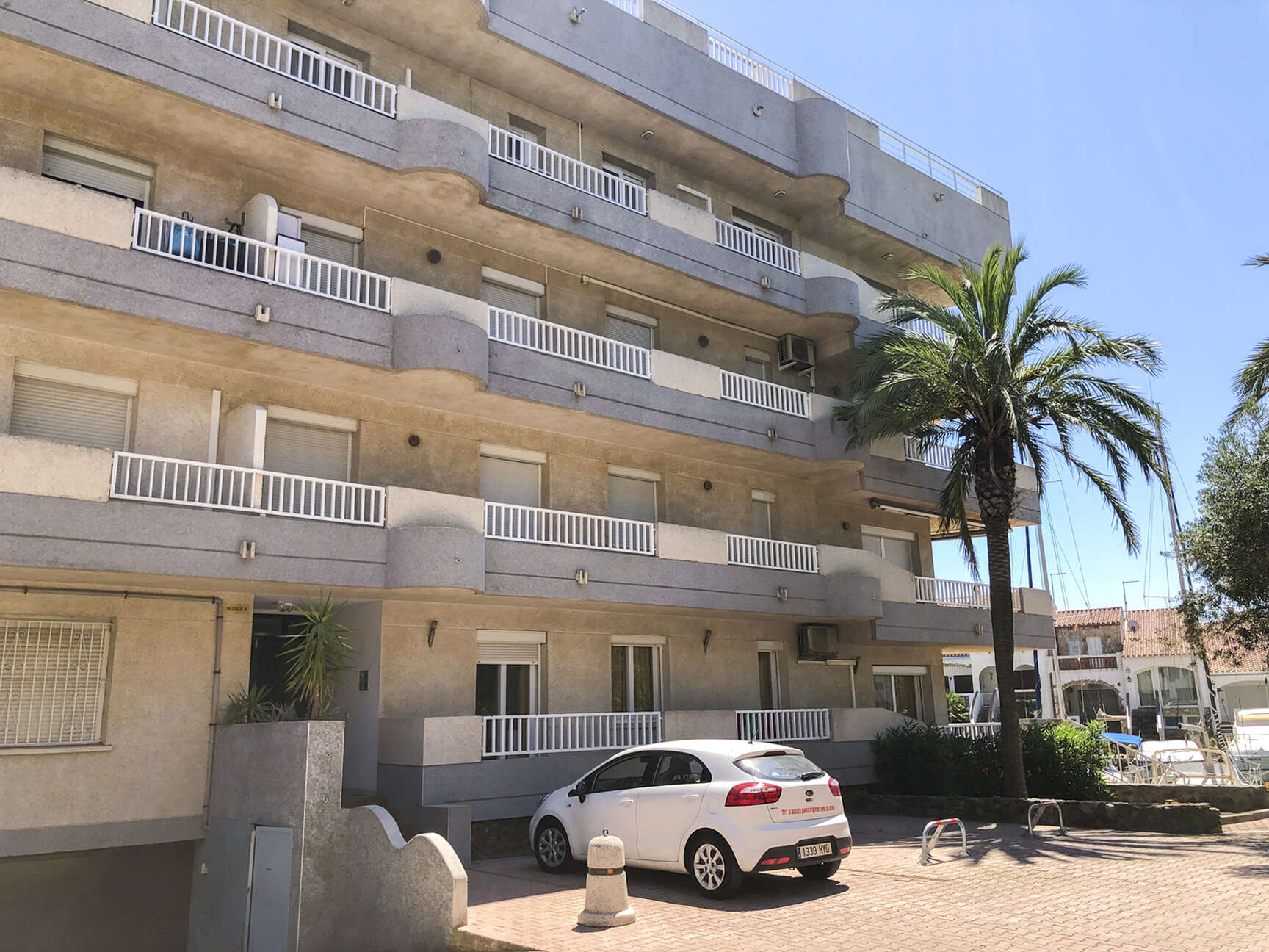 En venta apartamento con amarre 3x10 m y garaje