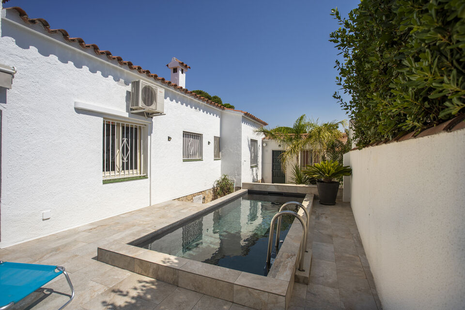 House with pool in Requesens